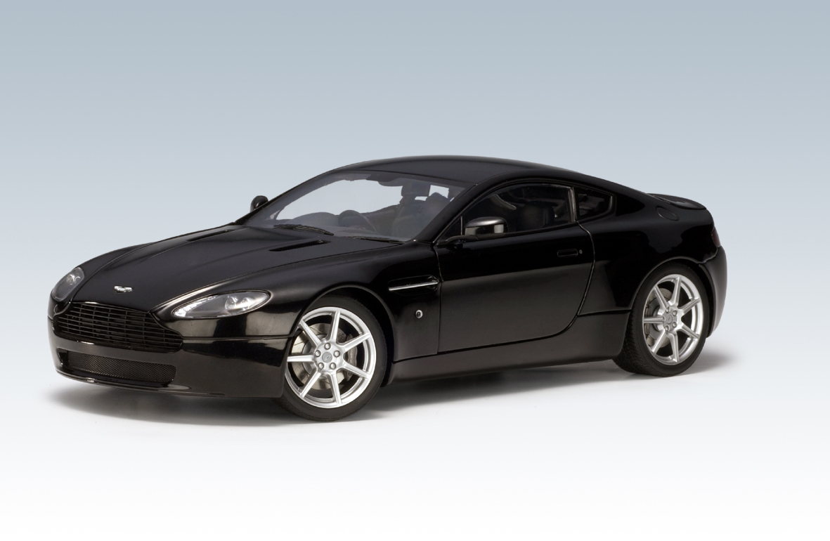 AUTOart: Aston Martin V8 Vantage - Onyx Black (70202) in 1:18 scale