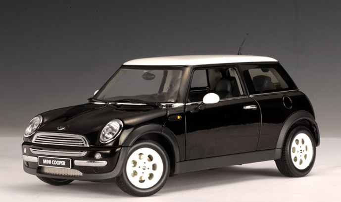 AUTOart 2001 MINI Cooper Black 74825 in 118 scale mDiecast