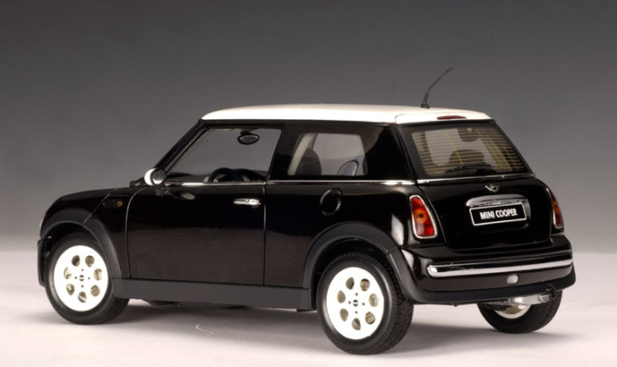 AUTOart 2001 MINI Cooper Black 74825 in 118 scale mDiecast