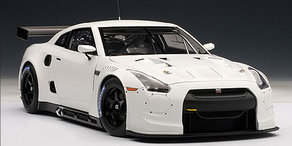 AUTOart: 2010 Nissan GT-R GT1 FIA-GT - Matt White (81076) in 1:18 scale