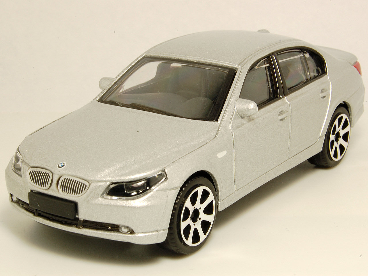 16021_BMW_545i__E60__Sedan__2003_1.jpg
