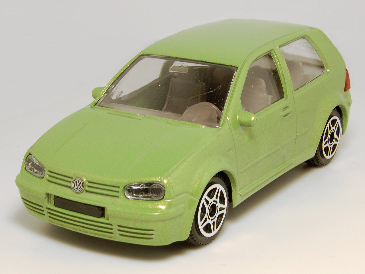 Bburago: 1997 Volkswagen Golf IV - Yellow Metallic (41301) in 1:43 scale - mDiecast