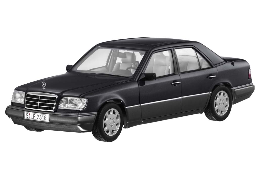 AUTOart 1995 MercedesBenz E320 W124 Black B6 604 0508 in 118 scale 