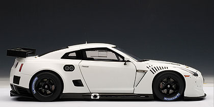 AUTOart: 2010 Nissan GT-R GT1 FIA-GT - Matt White (81076) in 1:18 scale