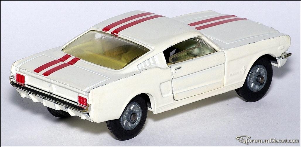 Corgi: Ford Mustang Fastback 2+2 White/Red Stripes (325) im 1:43 maßstab
. Picture provided by Natty, 2010-03-08 07:44:00