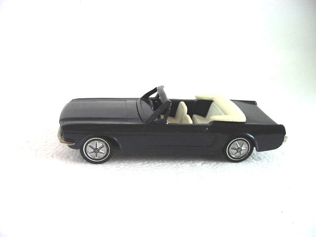 Nostalgic Miniatures: 1965 Ford Mustang Convertible - Dark Blue в 1:43масштабе
