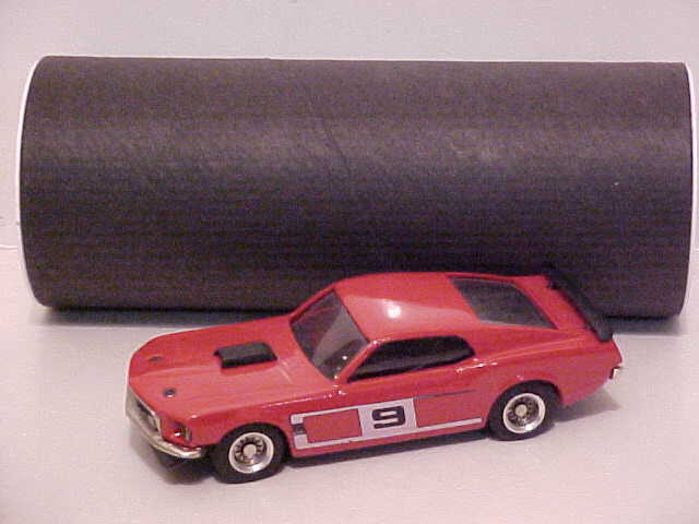 Dinkum Classics: 1969 Ford Mustang Boss 302 - Red (MUB9) im 1:43 maßstab