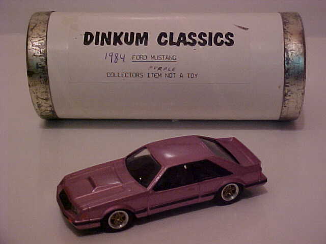 Dinkum Classics: 1984 Ford Mustang - Lilac (MUL) im 1:43 maßstab