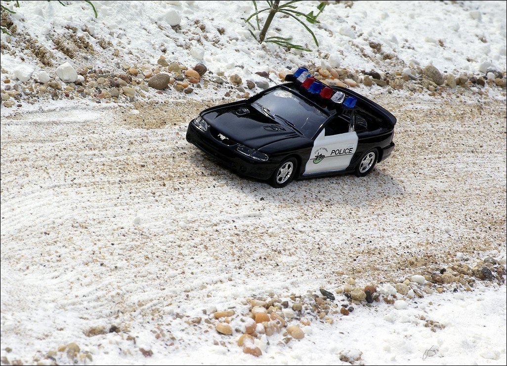 Road Champs: 1998 Ford Mustang - Black/White (RCI63117) in 1:43 scale