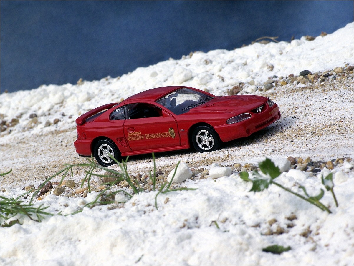 Road Champs: 2000 Ford Mustang - Red (RCI63113) в 1:43 масштабе