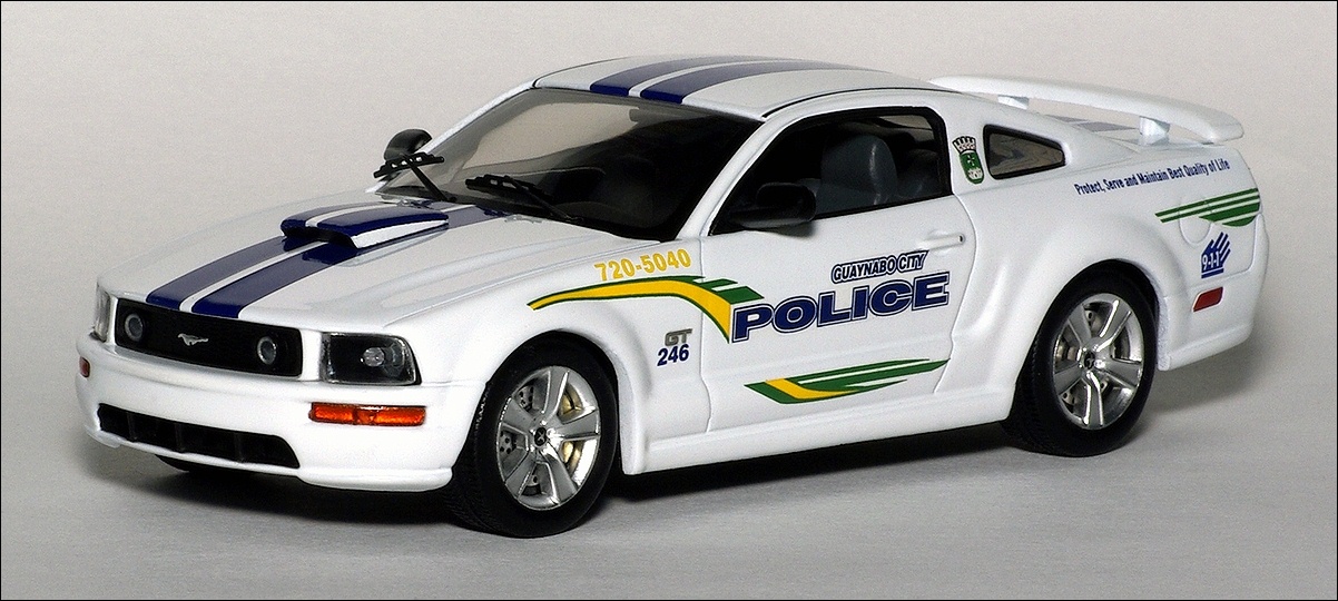 IXO: 2006 Ford Mustang GT - White ( MOC103) в 1:43 масштабе