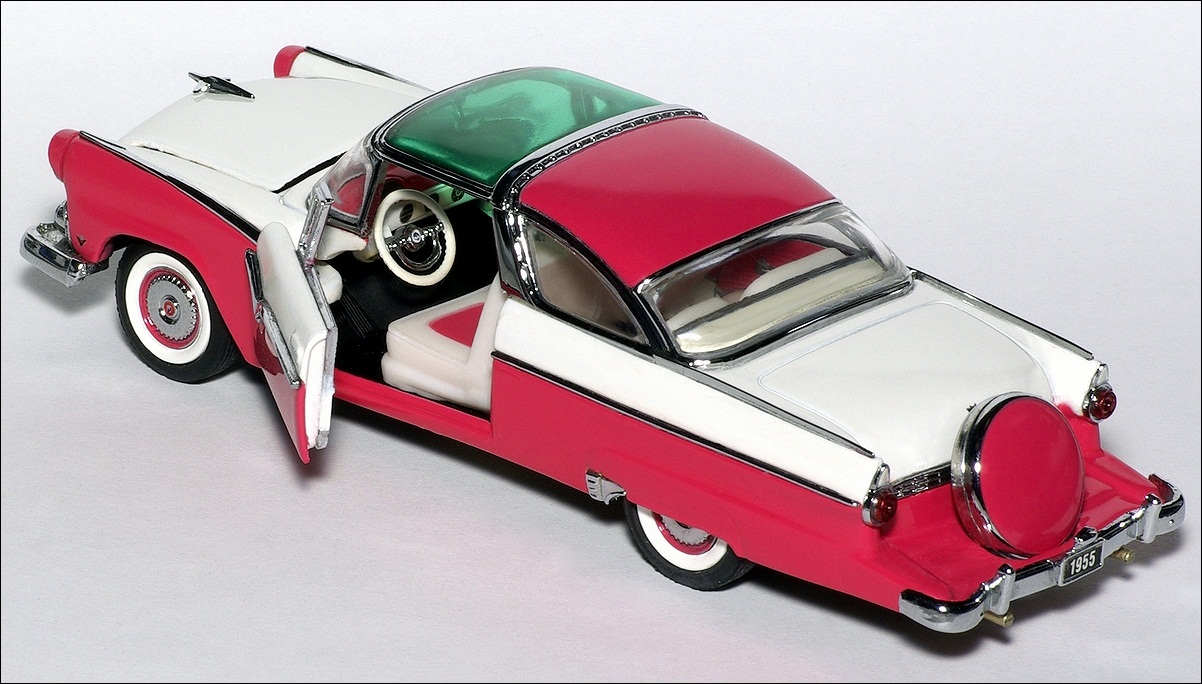 Franklin Mint: 1955 Ford Crown Victoria Pink & White (UK 08) in 1:43 scale
. Picture provided by Natty, 2010-12-06 03:46:20