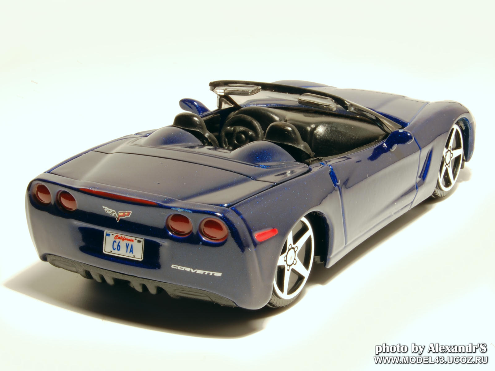 Maisto: 2005 Chevrolet Corvette C6 Convertible - Dark Blue Metalic in 1:43 scale