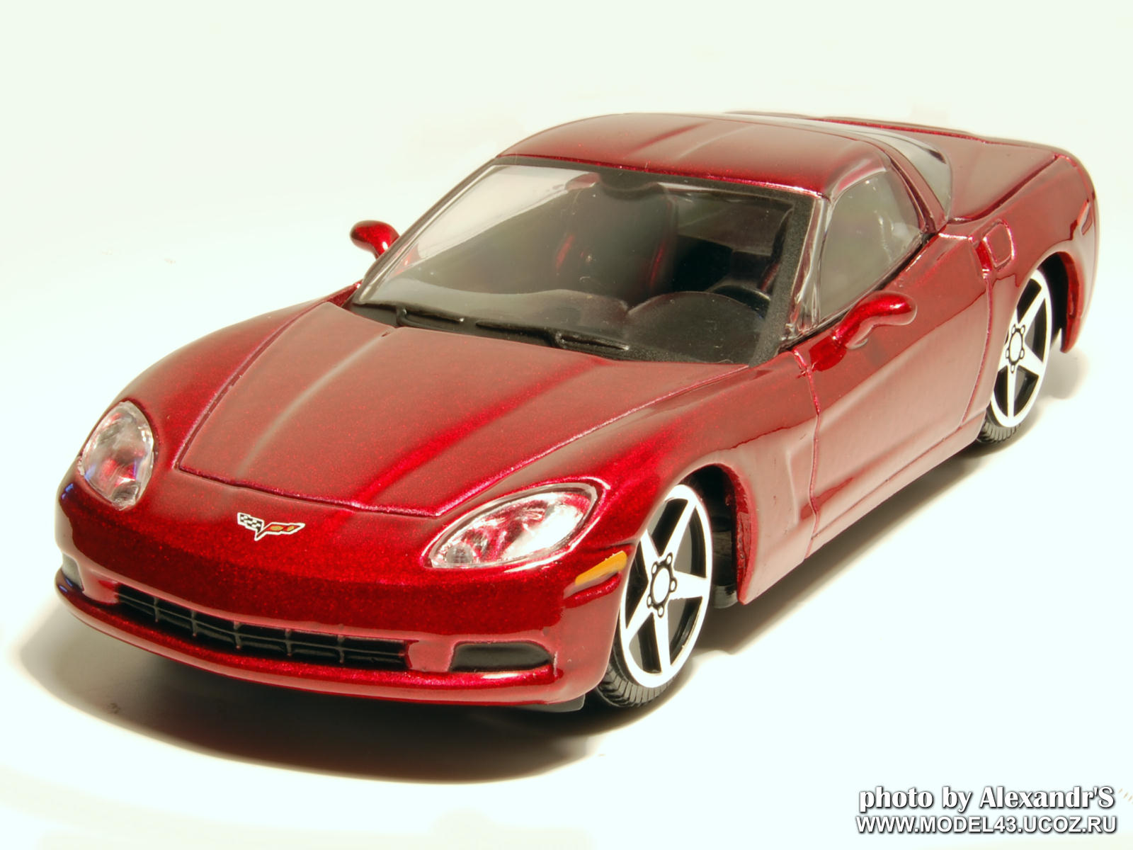 Maisto: 2004 Chevrolet Corvette C6 Coupe - Dark Red Metalic im 1:43 maßstab