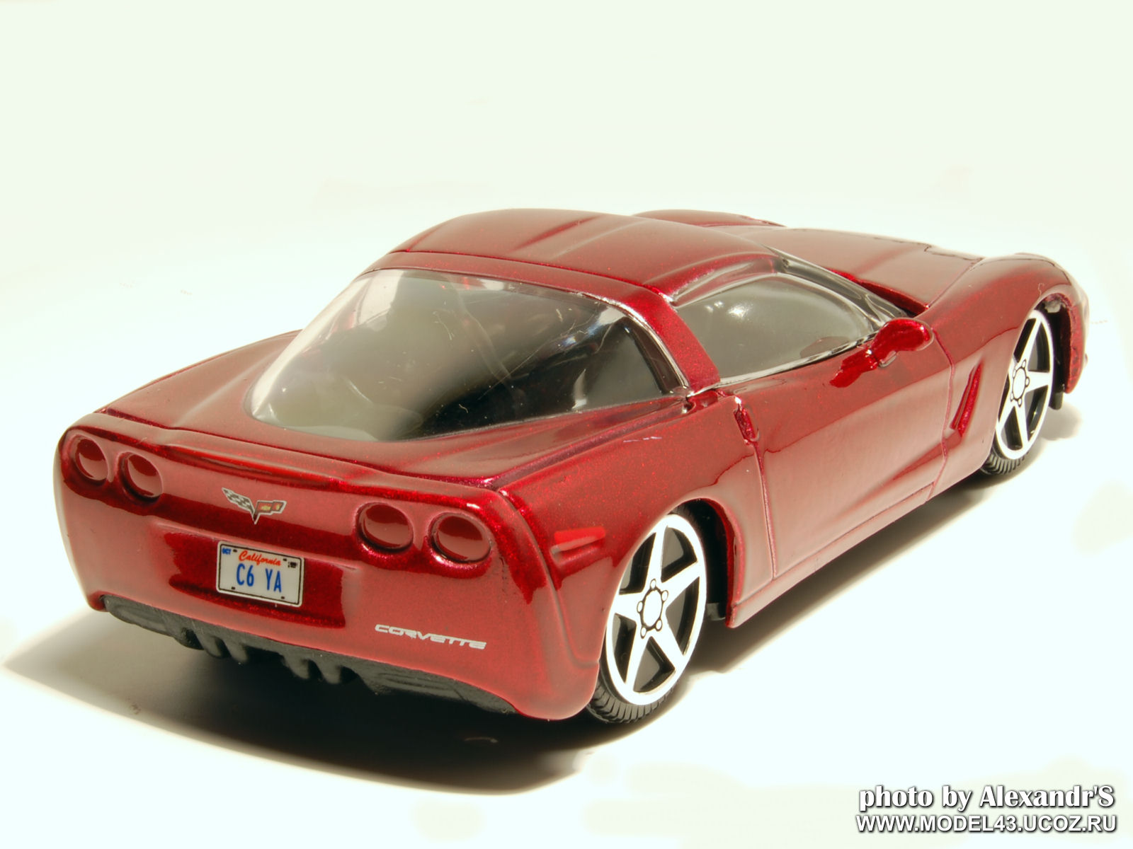 Maisto: 2004 Chevrolet Corvette C6 Coupe - Dark Red Metalic im 1:43 maßstab